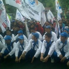 Ratusan Buruh Demo di Balai Kota, Lalin Jl Merdeka Selatan Macet