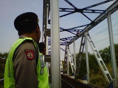 Hendak Bunuh Diri, Perempuan Muda Nangkring di Atas Jembatan KA