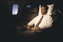 Mau Nyaman Naik Pesawat? Ini Dia 8 Tipsnya