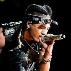 Taeyang Bigbang Dance Battle dengan Fans di Pinggir Jalan