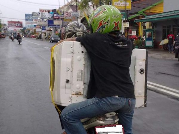 Duh! Naik Motor Bawa Mesin Cuci