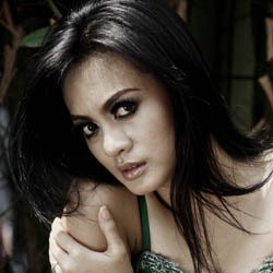 Yeyen Lydia Bergaun Hijau