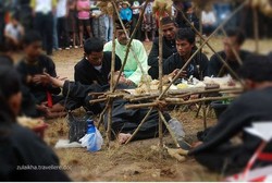 Memberi Makan Makhluk Halus & Perang Ketupat