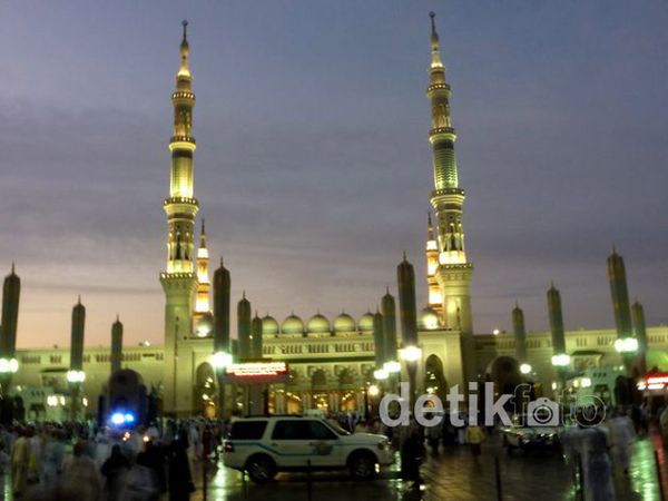 Dini Hari di Masjid Nabawi