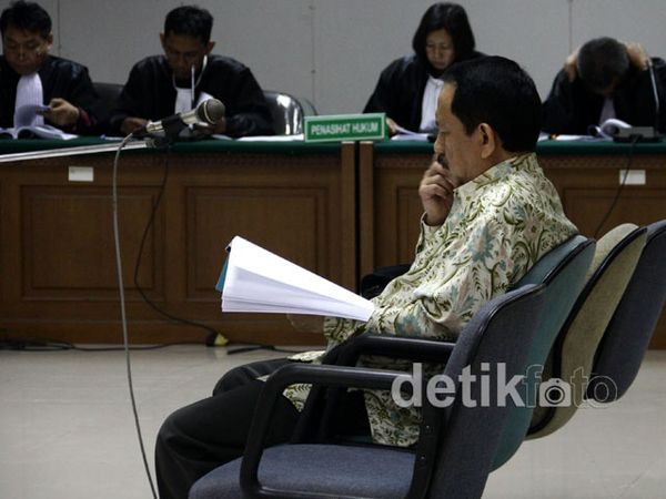 Baca Pledoi, Rustam Pakaya Menangis