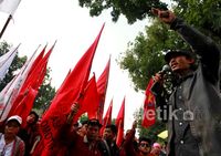 Ratusan Buruh Kembali Berdemo di Balai Kota
