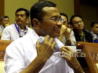 Aksi Unik Dahlan Iskan Penuhi Panggilan DPR