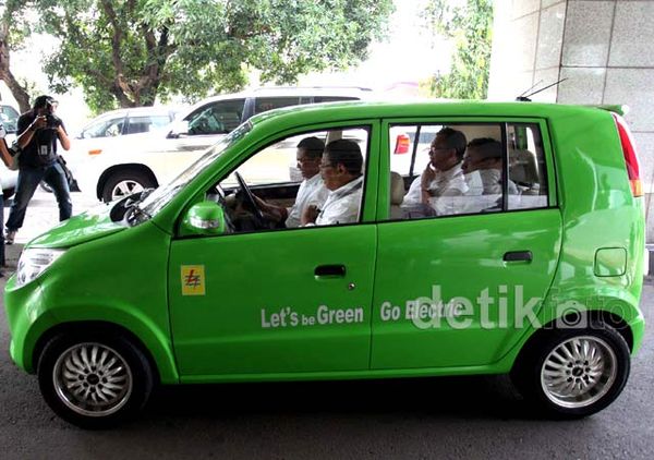 Dipanggil DPR, Dahlan Iskan Setir Mobil Listrik