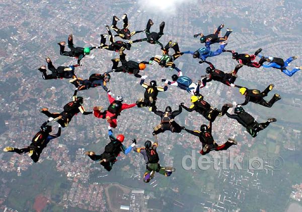 Penerjun Bertekad Pecahkan Rekor