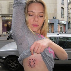 Pamer Tato, Scarlett Johansson Buka Baju di Pinggir Jalan