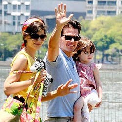 Demi Suri, Katie Holmes & Tom Cruise Rayakan Thanksgiving Bersama