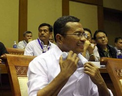 Masukan Botol Air ke Balik Baju, Dahlan Dianggap Aneh oleh Anggota DPR
