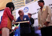32 Mahasiswa Berprestasi Terima Beasiswa