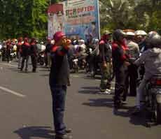 Demo Buruh di Depan Grahadi Bikin Lalin Macet