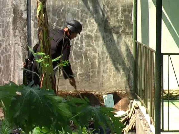 Polisi Sisir Pesantren Darul Akhfiyah
