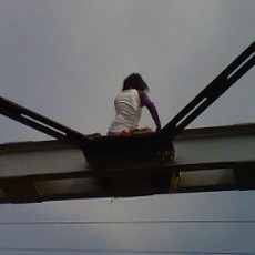 Seorang Perempuan Berusaha Bunuh Diri Panjat Jembatan Kereta Api