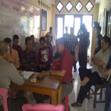 Enam Debt Collector Diarak Warga Ke Kantor Polisi