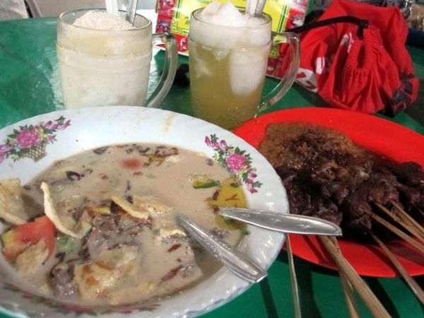 Mengusir Dingin dengan Sate dan Sop Kambing Sudi Mampir