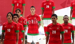 Para pemain timnas Indonesia untuk Piala AFF 2012, menunjukkan jersey terbarunya di Stadion Utama Gelora Bung Karno, Senin (12/11/2012).