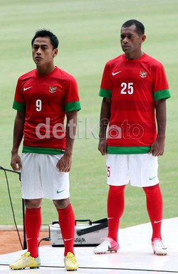 Warna merah mendominasi seragam utama skuat Garuda, dan terdapat pula elemen khas warna hijau di bagian lengan serta di bawah kaus, yang terinspirasi dari seragam Timnas tahun 1950-an.