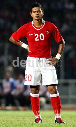 Bambang Pamungkas saat mengenakan jersey timnas yang lama.