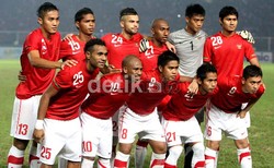 Jersey timnas yang lama didominasi warna merah dan strip hijau pada dua lengannya.