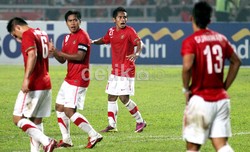 Bagian depan jersey timnas yang lama bergambar burung garuda berukuran besar.