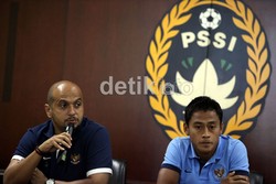 Asisten pelatih timnas Indonesia untuk Piala AFF, Fabio Oliveira (kiri), didampingi pemain timnas Samsul Arif (kanan), memberikan keterangan pers jelang laga kontra Timor Leste di SUGBK, Rabu (14/11) sore.