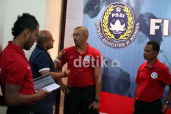 Asisten pelatih Timnas Fabio Oliveira (kedua dari kiri), berbicara dengan pelatih kepala Timor Leste, Emerson Dos Santos (ketiga dari kiri), usai memberikan keterangan pers.