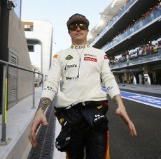 Kimi Bagi-bagi Kaus Jangan Ganggu Aku ke Tim