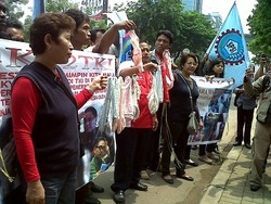 Demo di Depan Kedubes Malaysia, Puluhan Aktivis Bawa Pakaian Dalam