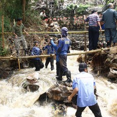 Tanggul di Cimanggis Jebol, Puluhan Rumah Rusak