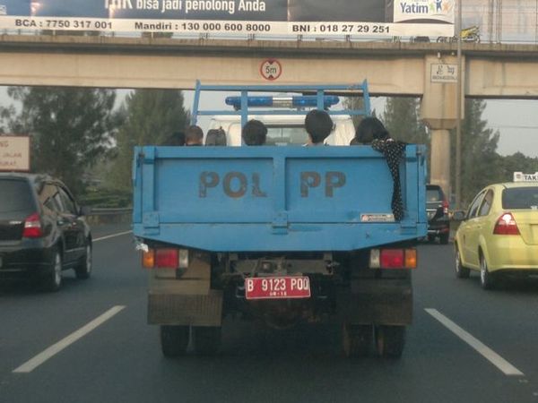Truk Satpol PP Bawa Penumpang di Tol