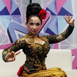 Roro Fitria Berkebaya