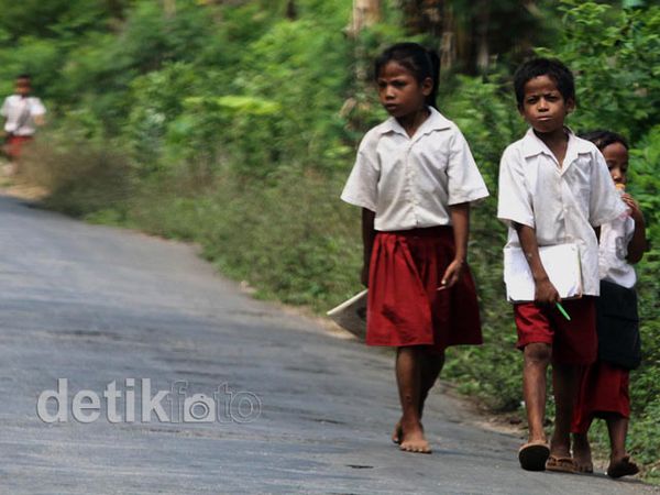 Duh, Masih Banyak Pelajar Tak Bersepatu