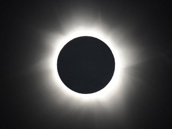 Fenomena Gerhana Matahari Total