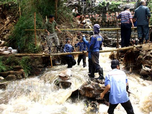 Tanggul Kali Laya Cimanggis Jebol