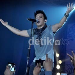 Ariel Angkat Bicara Soal Gosip Kencani Pramugari Bersuami