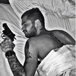 Beredar Foto Diego Michiels Todongkan Pistol