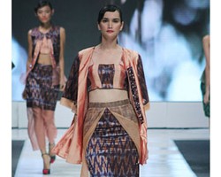 10 Koleksi Modifikasi Baju Bodo dari Ikat Indonesia