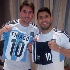 Aguero Hadiahi Anak Messi Kaus Timnas Argentina