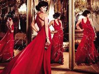 Penelope Cruz Tampil Hot Dibalut Busana Merah Menyala