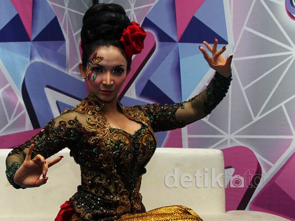 Roro Fitria Berkebaya