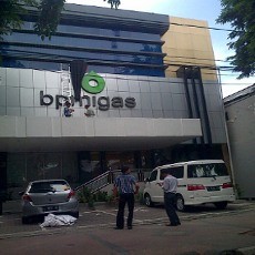 Logo BP Migas Surabaya Diselimuti Kain Hitam