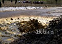 Lumpur Bercampur Gas Menyembur di Gresik