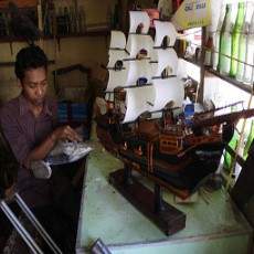 Rianto, Penderita Cacat Sukses Jadi Pengrajin Miniatur Kapal