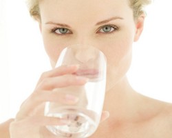 Alasan Air Putih Bisa Bantu Turunkan Berat Badan 