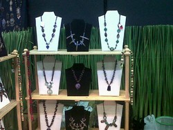 Wuih! Perhiasan Unik Ini Terbuat dari Tulang Sapi & Kambing