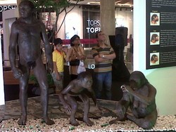 Manusia Purba Lepas di Mal Kota Kasablanka