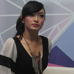 Lagu Kurang Banyak, Zaskia Gotik Kesulitan Bikin Album